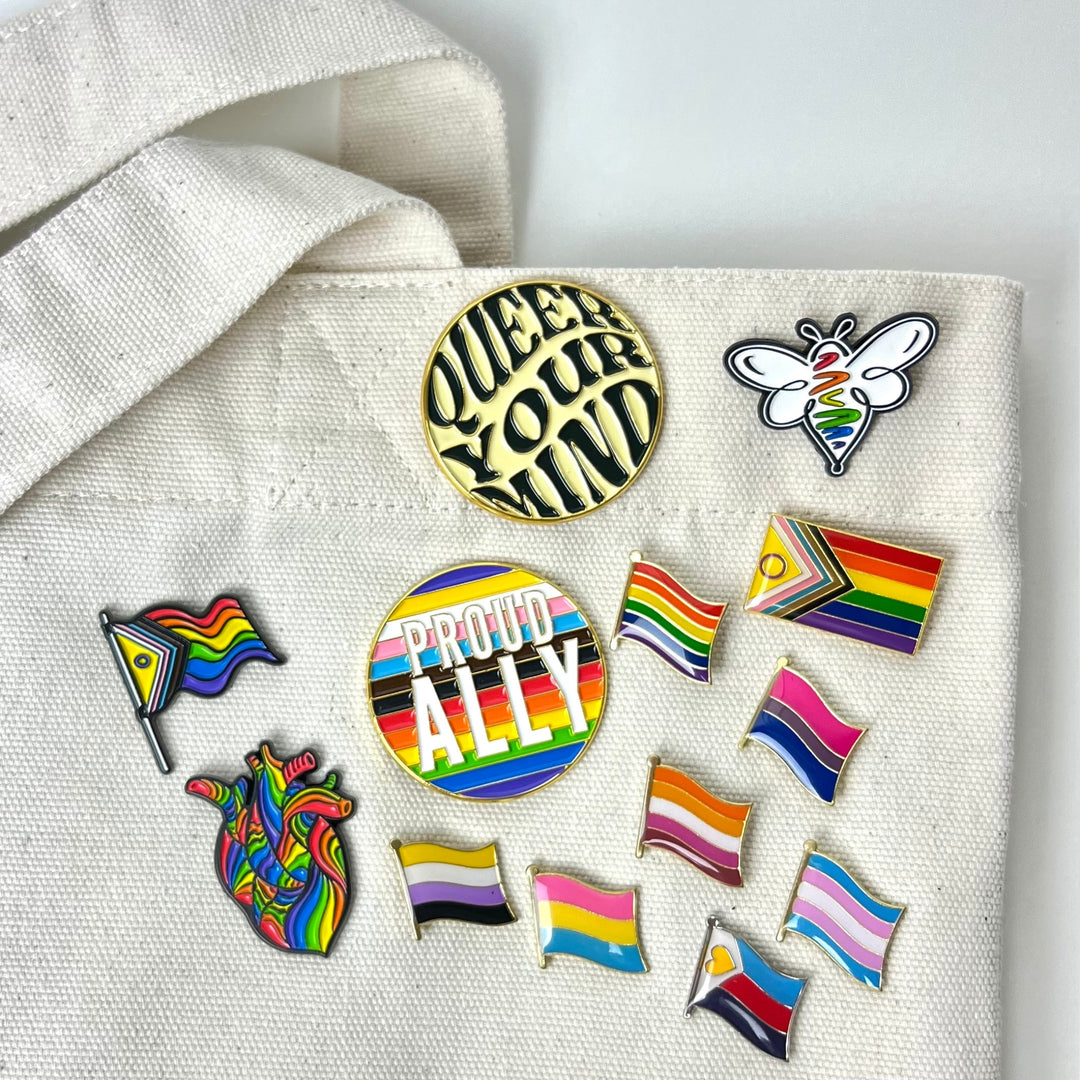 Viele Pride Pins an Jutebeutel