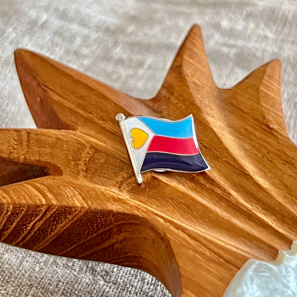 Anstecknadel Polyamory Flag in den Farben blau, rot, violett mit einem goldenen Herz