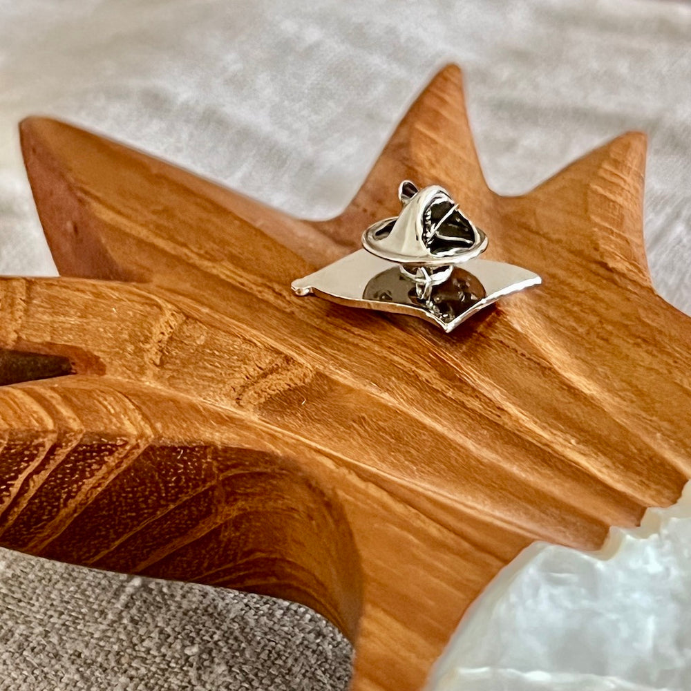 Anstecknadel von hinten mit Schmetterlingsverschluss