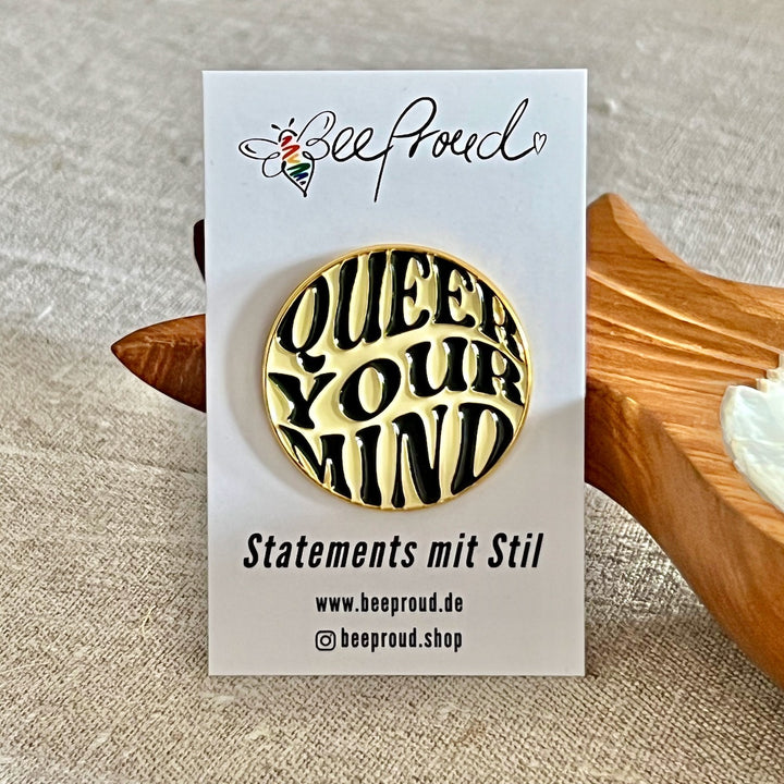 Anstecknadel "Queer Your Mind"