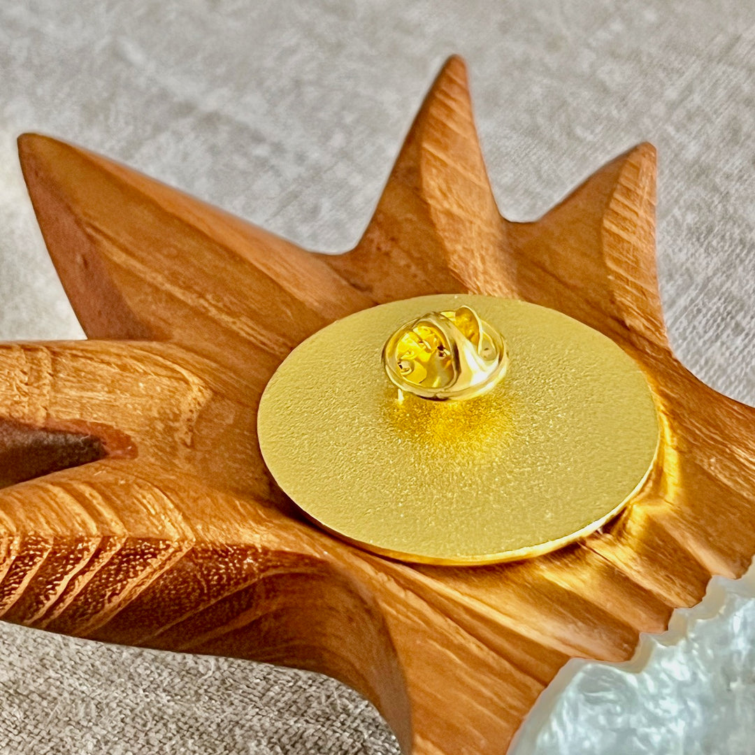 Runde goldene Anstecknadel von hinten mit Schmetterlingsverschluss