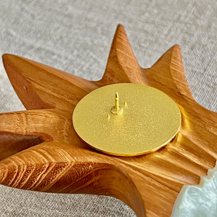 Runde goldene Anstecknadel von hinten