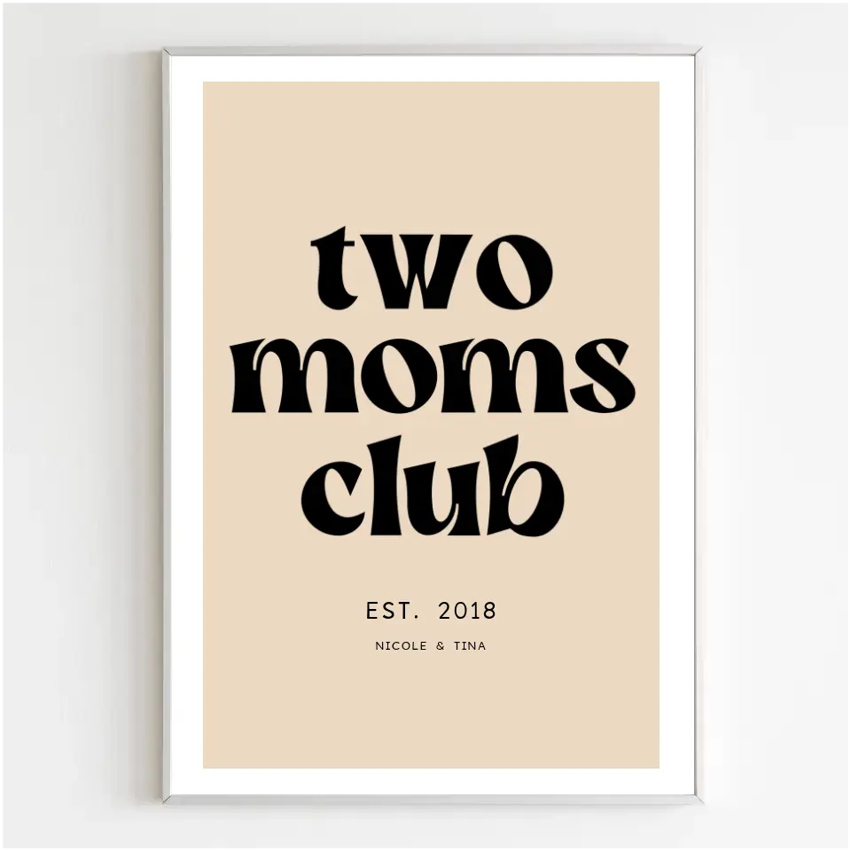Personalisiertes Poster Two Moms Club schwarze Schrift auf cremefarbenen Hintergrund