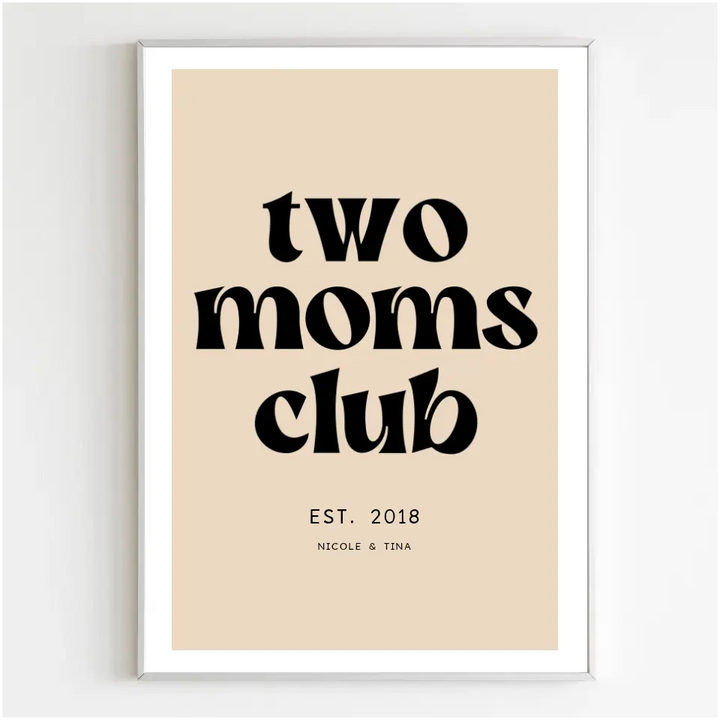 Personalisiertes Poster Two Moms Club schwarze Schrift auf cremefarbenen Hintergrund