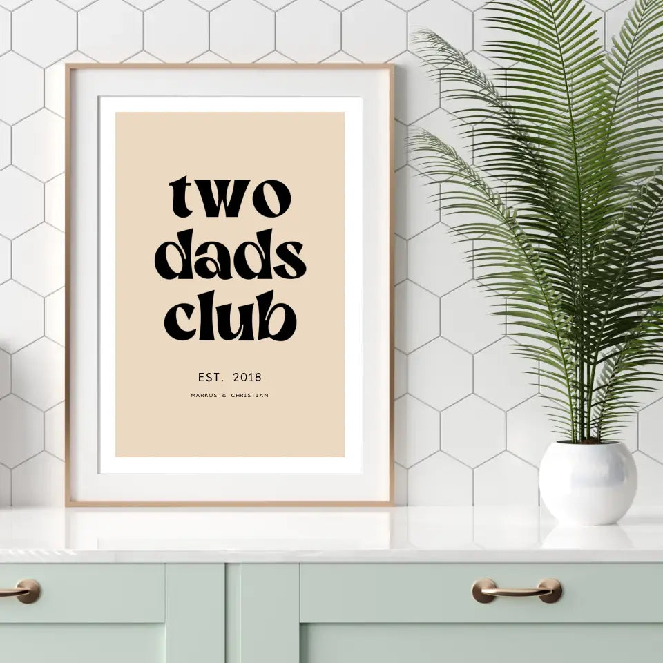 Personalisiertes Poster Two Dads Club schwarze Schrift auf cremefarbenen Hintergrund