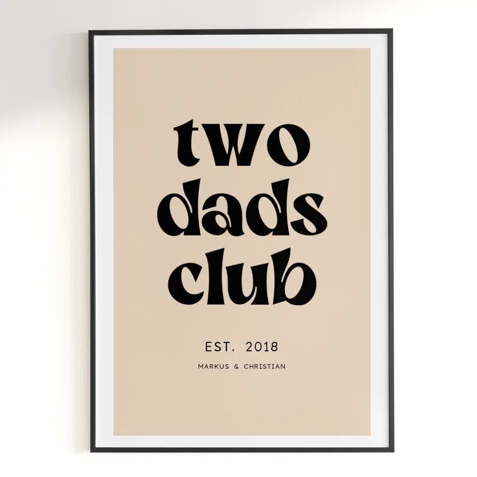 Personalisiertes Poster Two Dads Club schwarze Schrift auf cremefarbenen Hintergrund