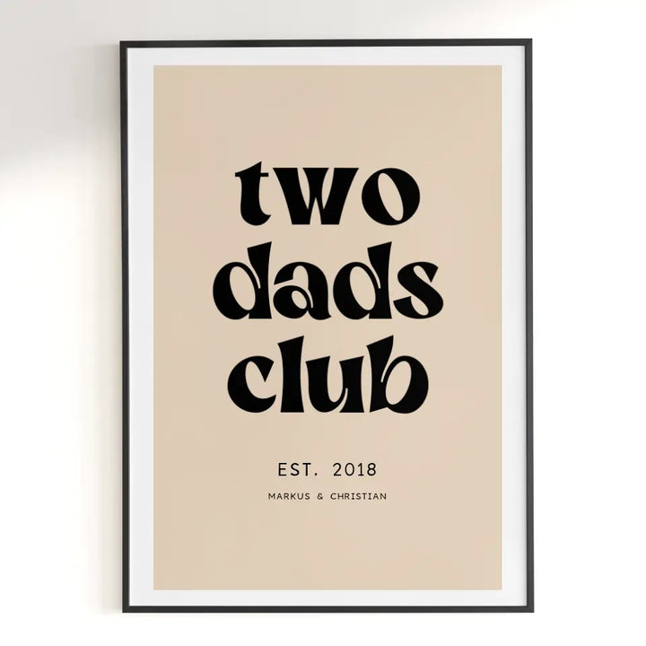 Personalisiertes Poster Two Dads Club schwarze Schrift auf cremefarbenen Hintergrund