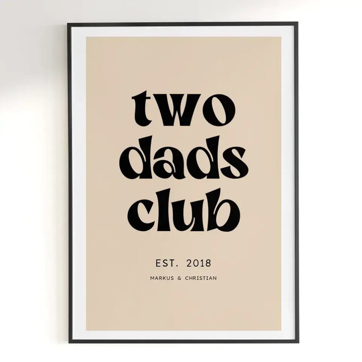 Personalisiertes Poster Two Dads Club schwarze Schrift auf cremefarbenen Hintergrund