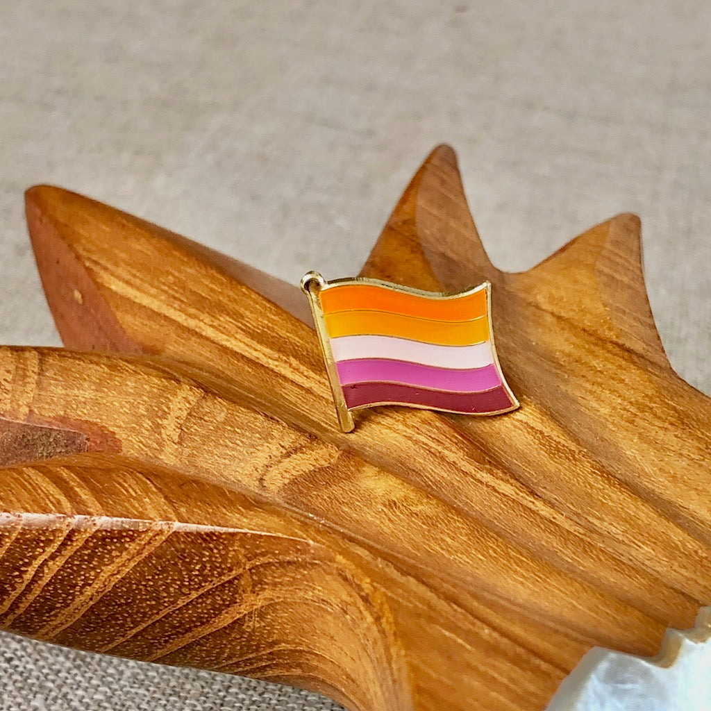Anstecknadel Lesbian Flag in den Farben orange hellorange weiß hellrosa dunkelrosa