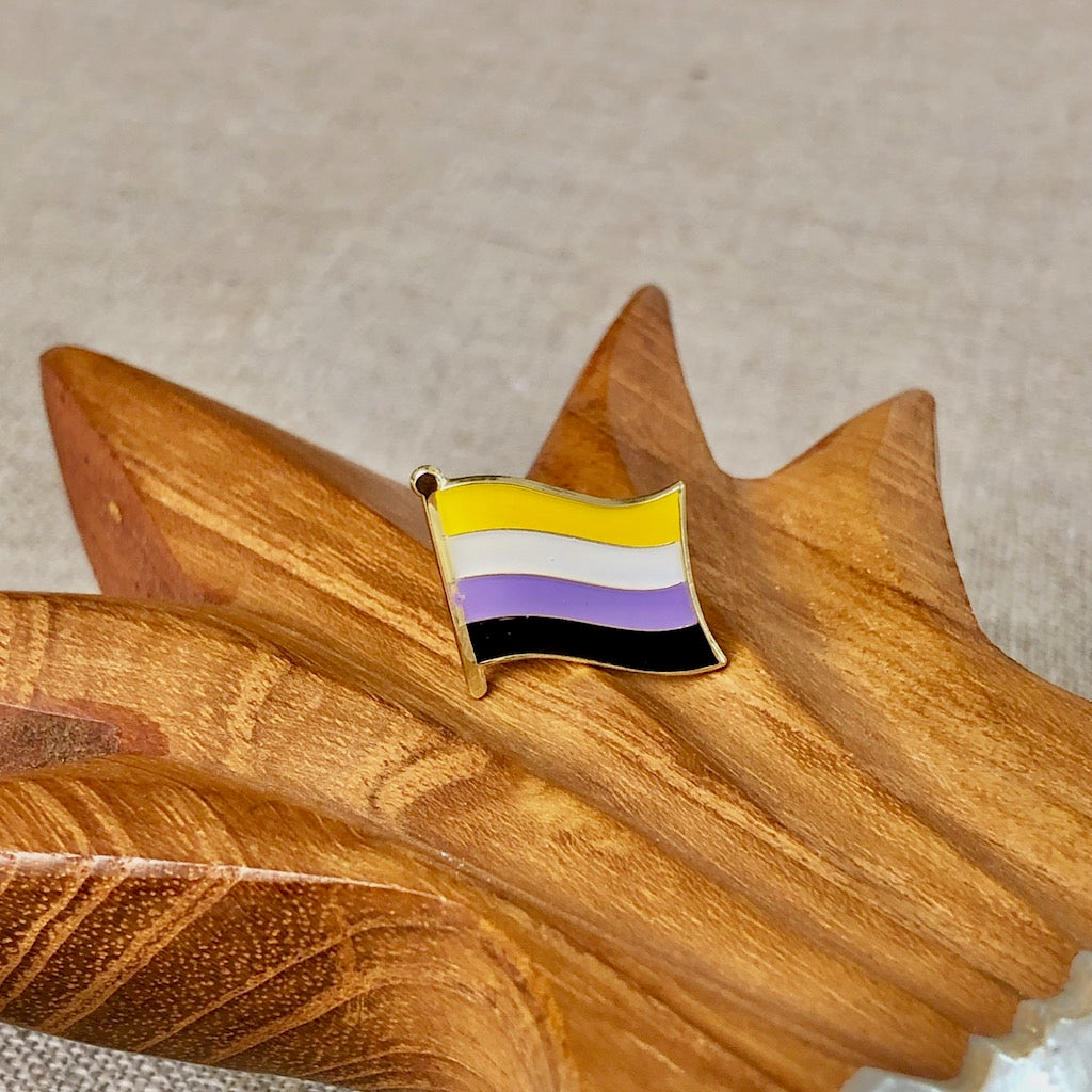 Anstecknadel Non Binary Flag in den Farben gelb weiß lila schwarz