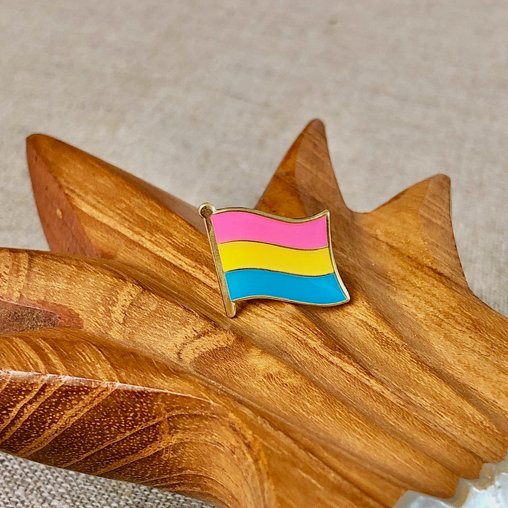 Anstecknadel Pansexual Flag in den Farben rosa gelb hellblau