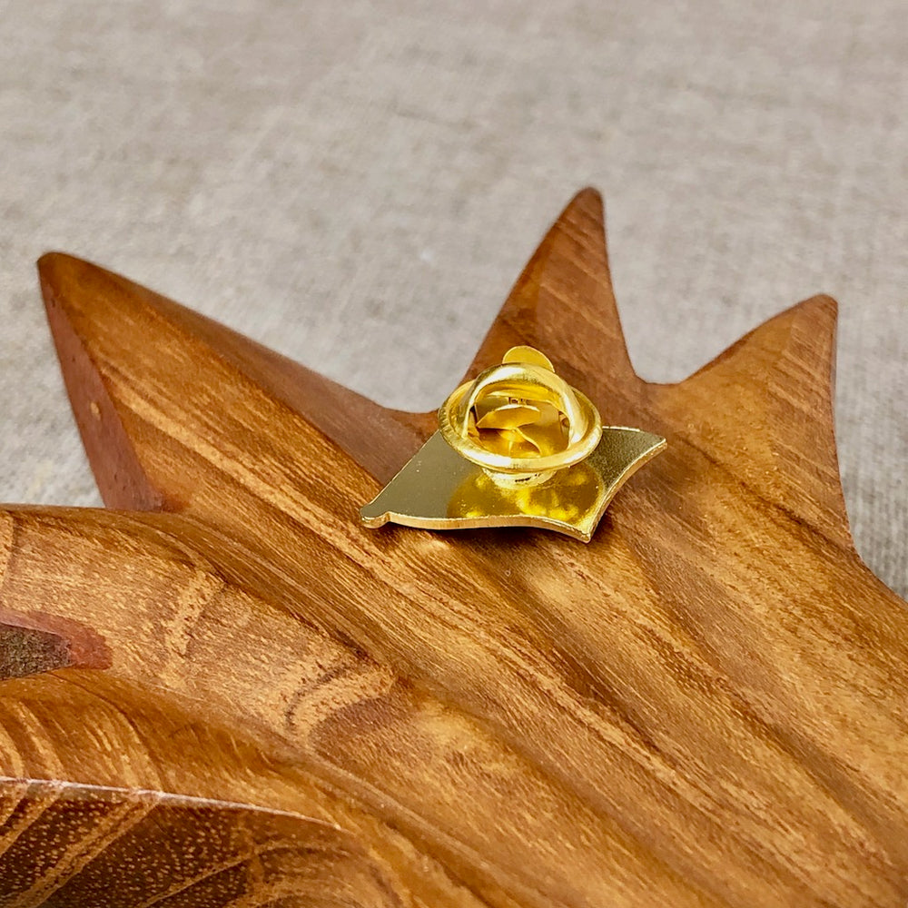 Anstecknadel von hinten mit Schmetterlingsverschluss