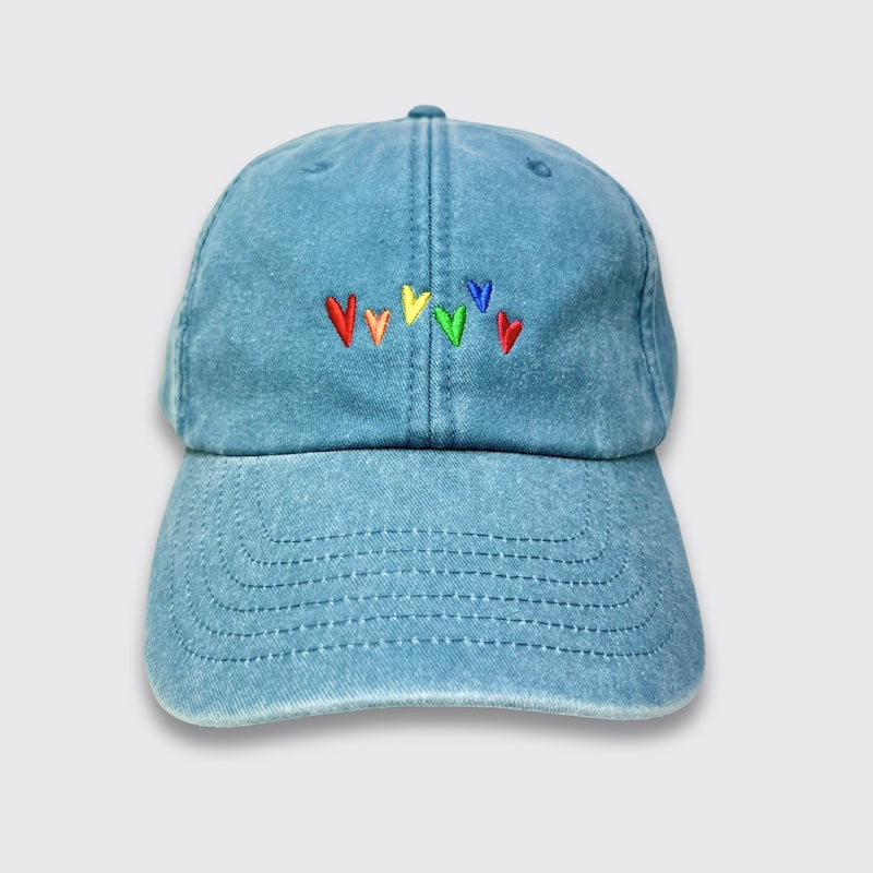 Vintage Cap in Hellblau mit bunten gestickten Herzen von vorn