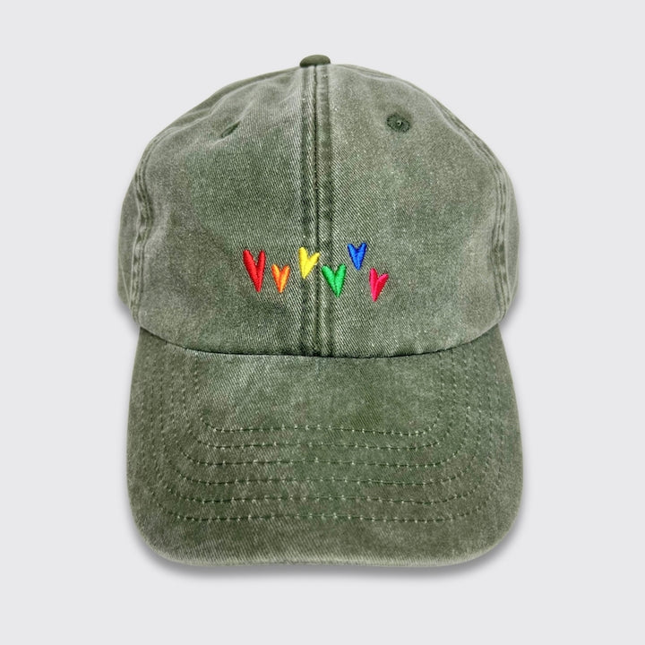 Vintage Cap in Grün mit bunten gestickten Herzen von vorn