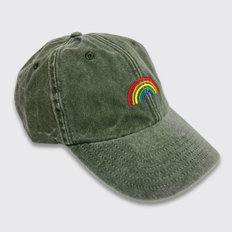 Vintage Cap in grün mit buntem gestickten Regenbogen von der Seite