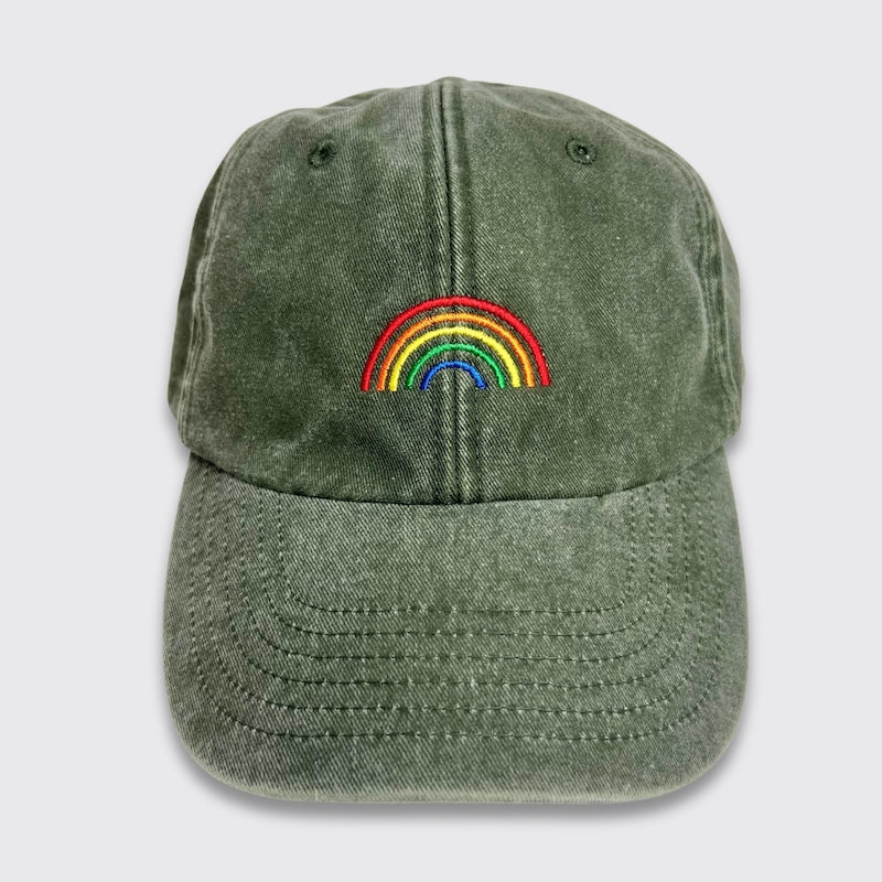 Vintage Cap in grün mit buntem gestickten Regenbogen von vorn
