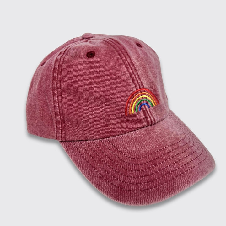 Vintage Cap in rot mit buntem gestickten Regenbogen von der Seite