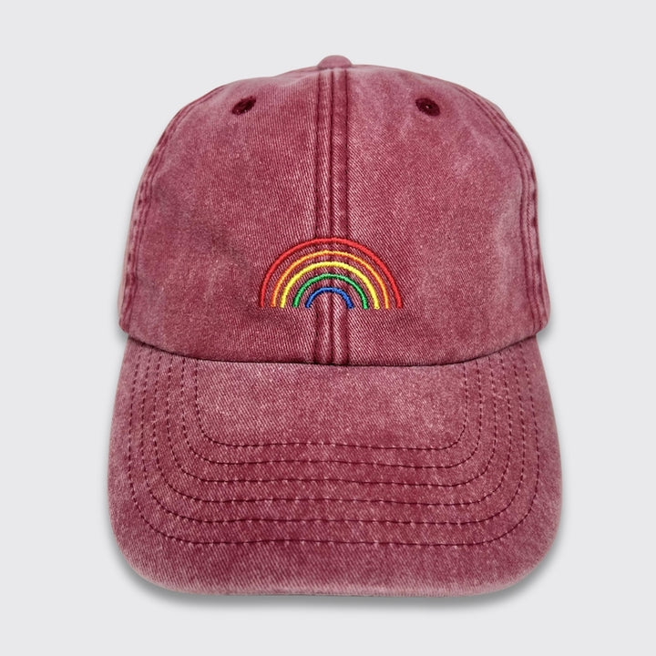 Vintage Cap in rot mit buntem gestickten Regenbogen von vorn