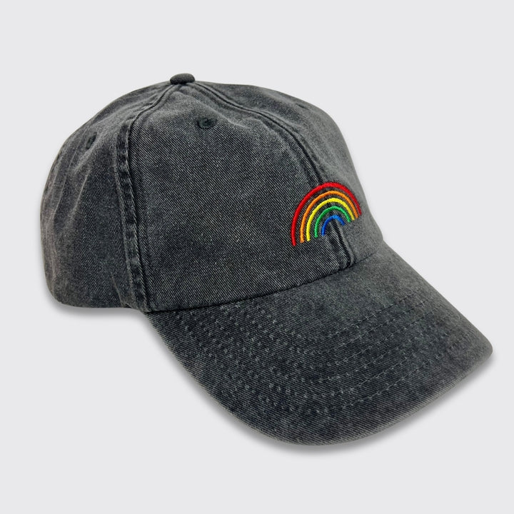 Vintage Cap in schwarz mit buntem gestickten Regenbogen von der Seite