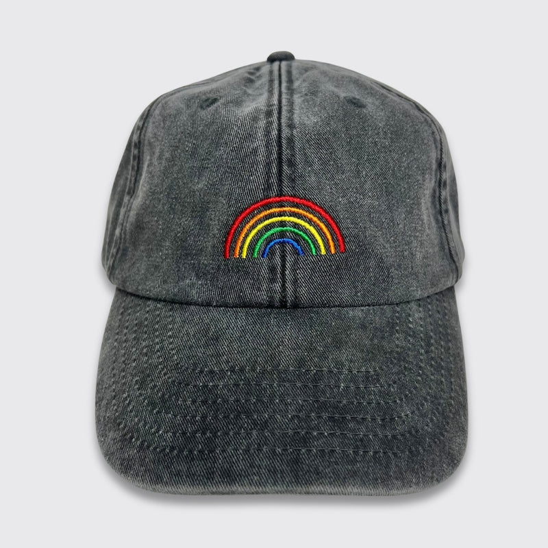 Vintage Cap in schwarz mit buntem gestickten Regenbogen von vorn