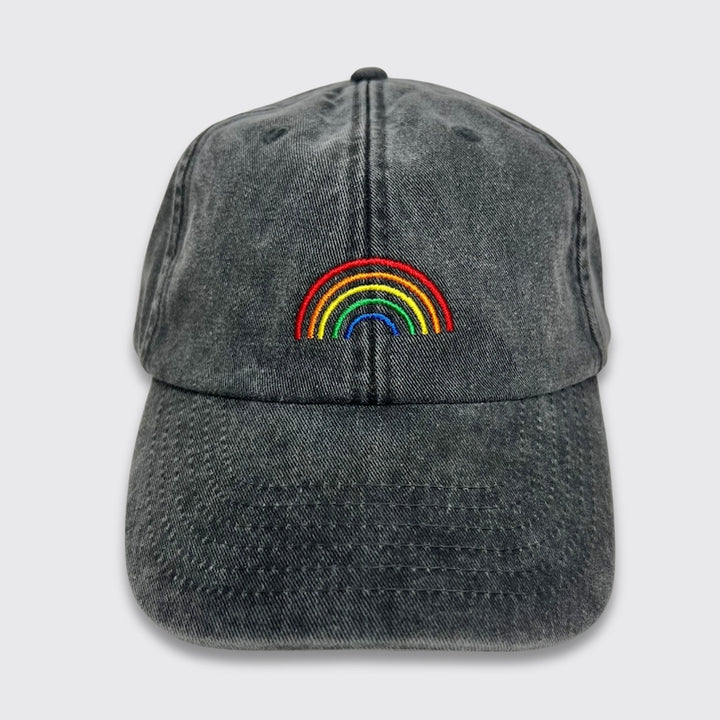 Vintage Cap in schwarz mit buntem gestickten Regenbogen von vorn