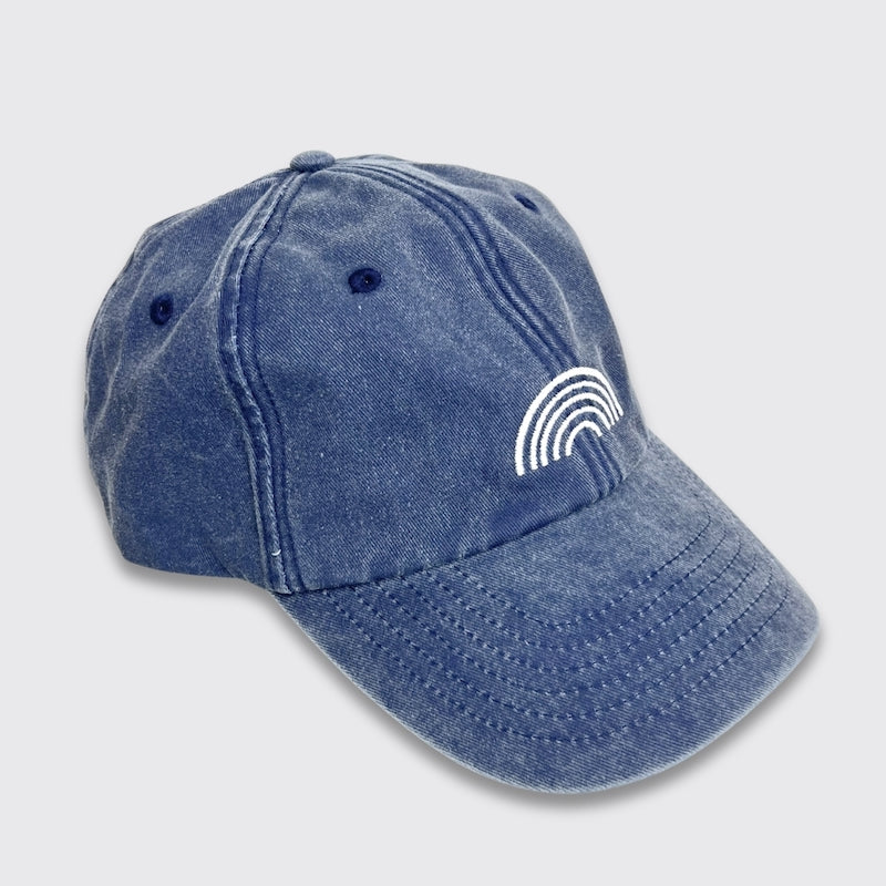 Vintage Cap in blau mit gesticktem weißen Regenbogen von der Seite