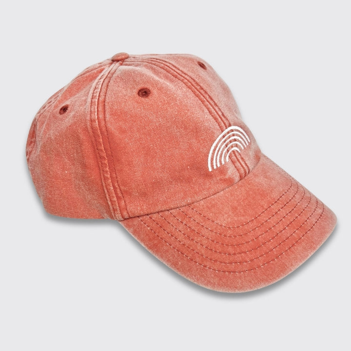 Vintage Cap in der Farbe Peach mit gesticktem weißen Regenbogen von der Seite