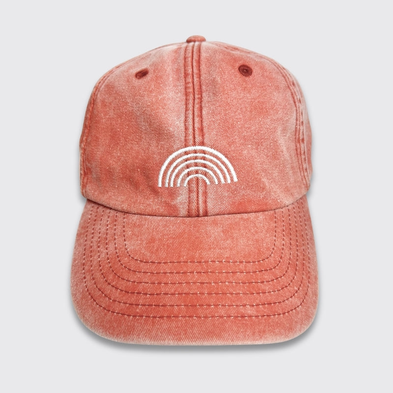 Vintage Cap in der Farbe Peach mit gesticktem weißen Regenbogen von vorn