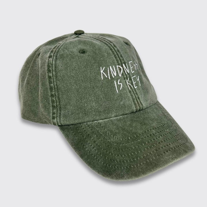 Vintage Cap in grün mit Stick kindness is key von der Seite