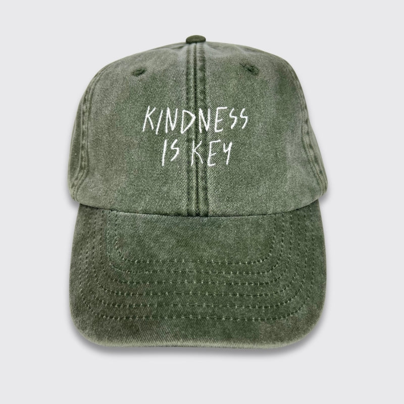 Vintage Cap in grün mit Stick kindness is key von vorn