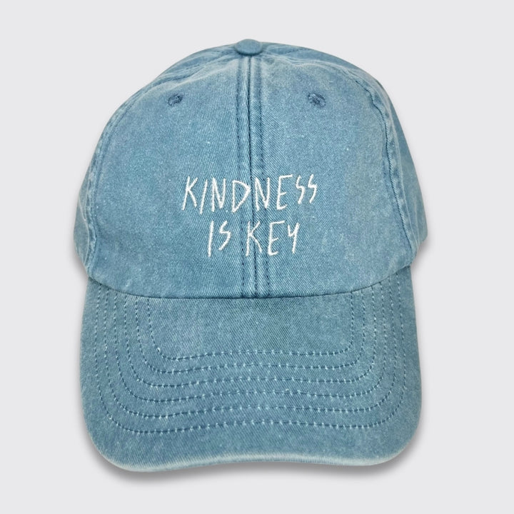 Vintage Cap in hellblau mit Stick kindness is key von vorn