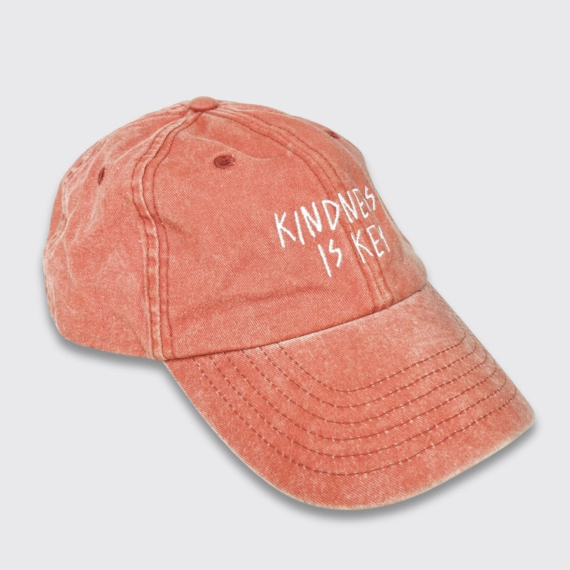 Vintage Cap in der Farbe peach mit Stick kindness is key von der Seite