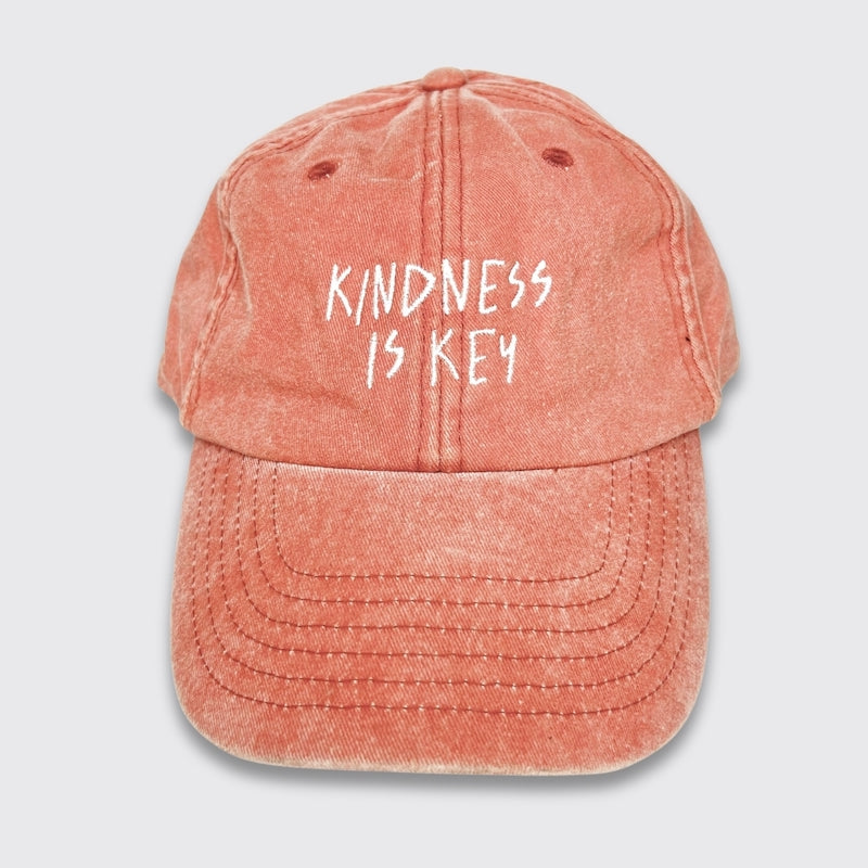 Vintage Cap in der Farbe peach mit Stick kindness is key von vorn