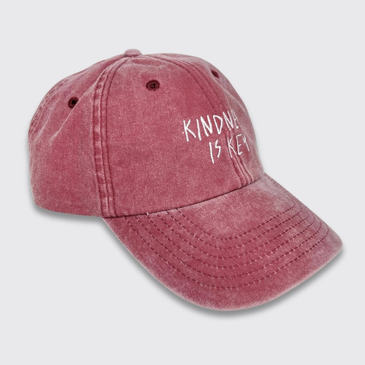 Vintage Cap in rot mit Stick kindness is key von der Seite