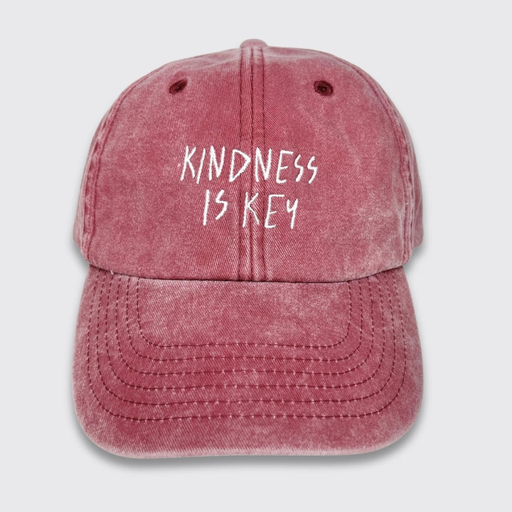 Vintage Cap in rot mit Stick kindness is key von vorn