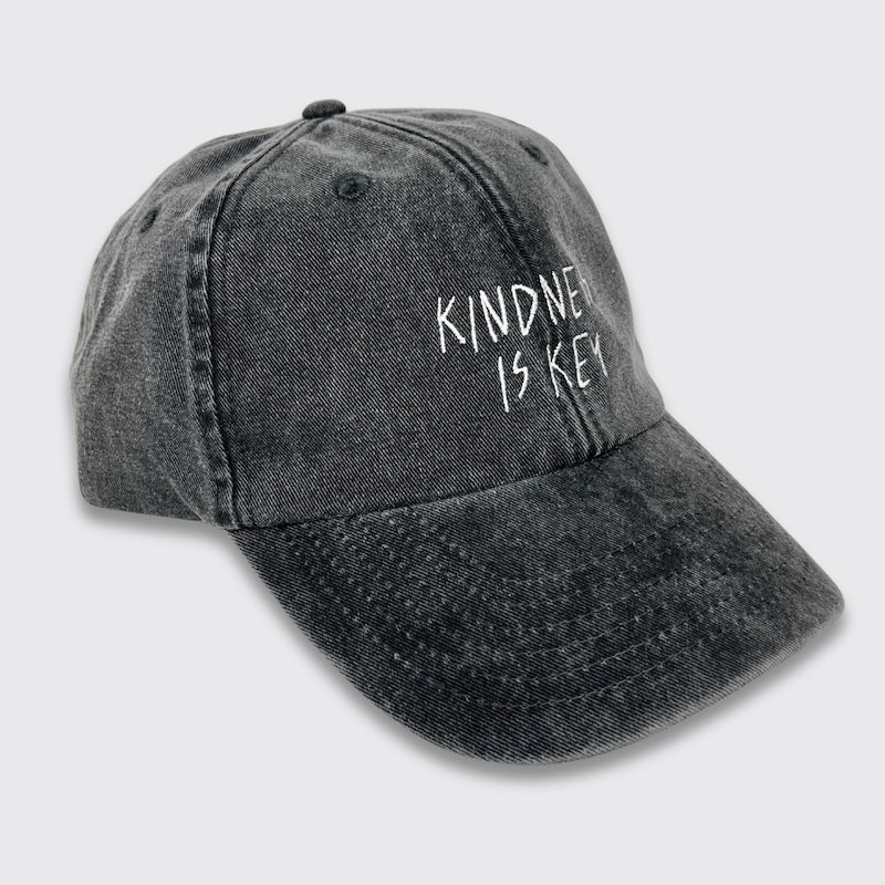 Vintage Cap in schwarz mit Stick kindness is key von der Seite