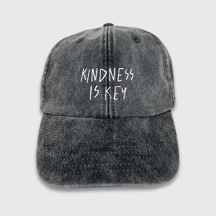 Vintage Cap in schwarz mit Stick kindness is key von vorn