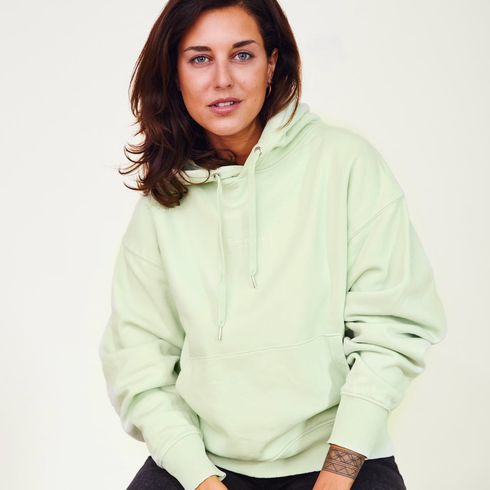 Person trägt oversized Hoodie mit dem Stick human