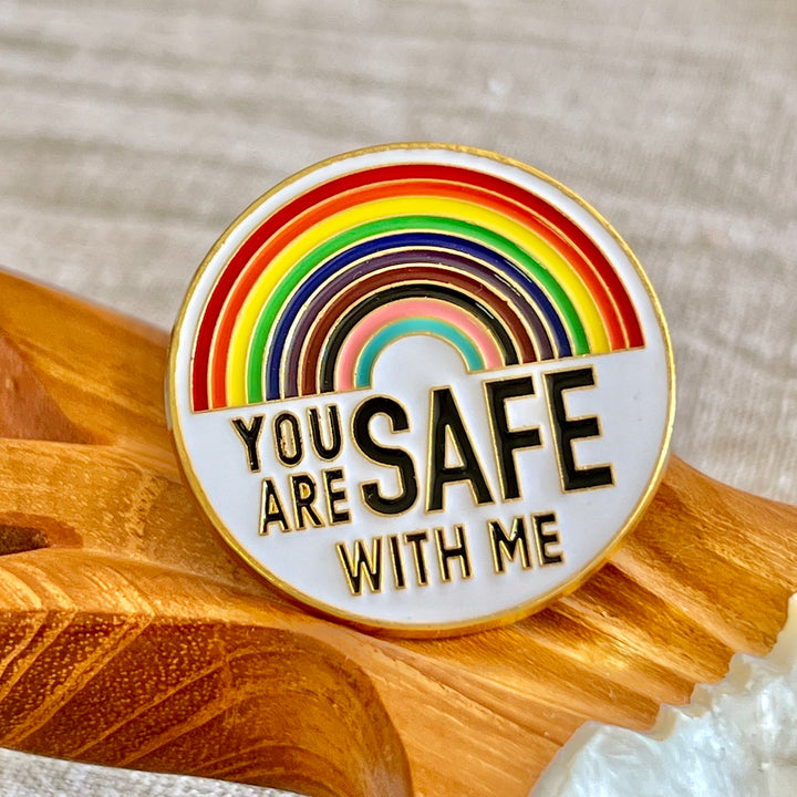 Anstecknadel "You are safe with me" gold