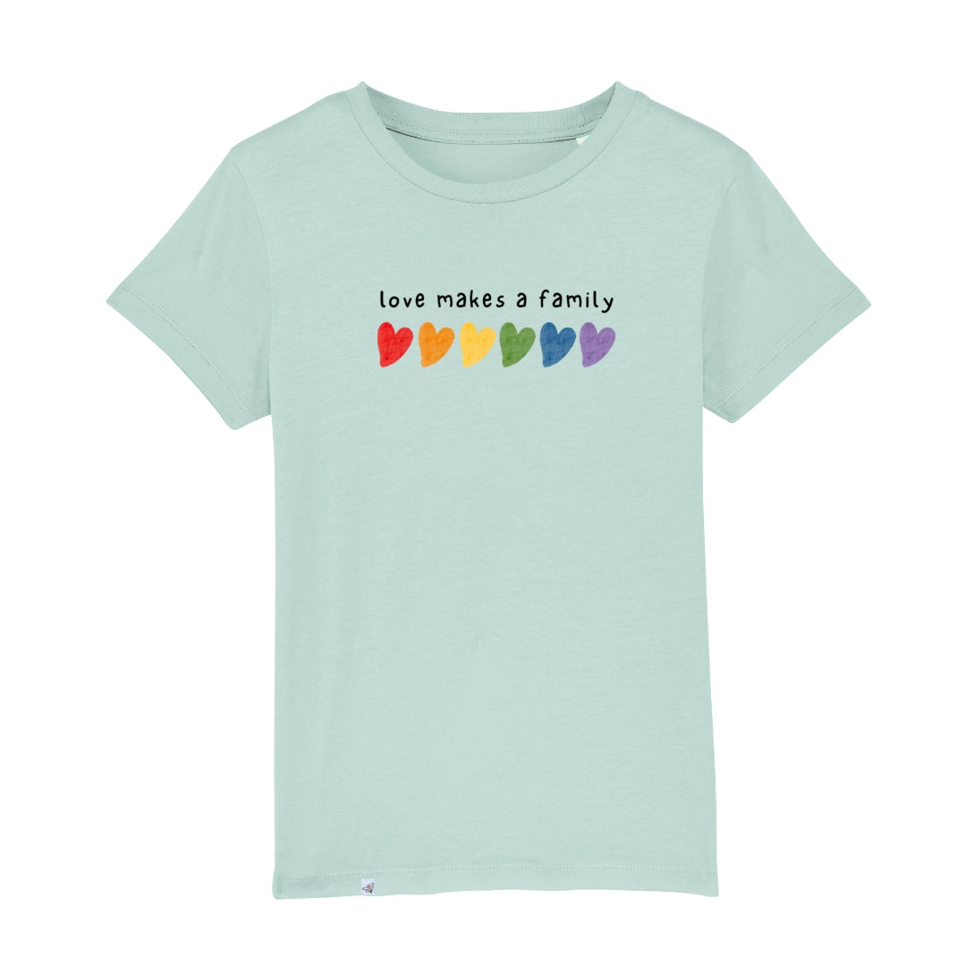 Karibikblaues Shirt mit dem Aufdruck love makes a family und bunten Herzen