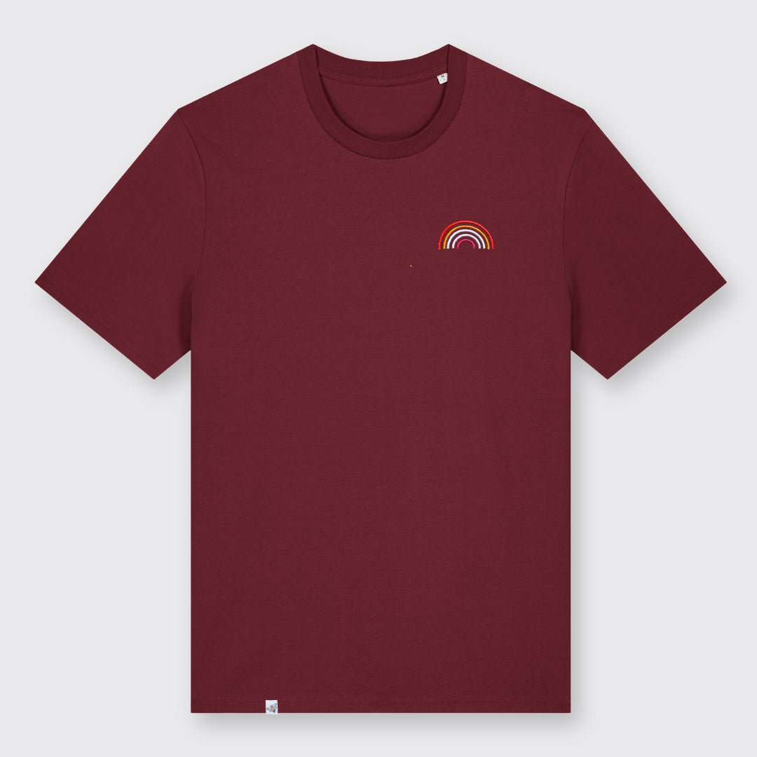 burgundyfarbenes Shirt mit Regenbogen Stick in Farben der lesbischen Flagge