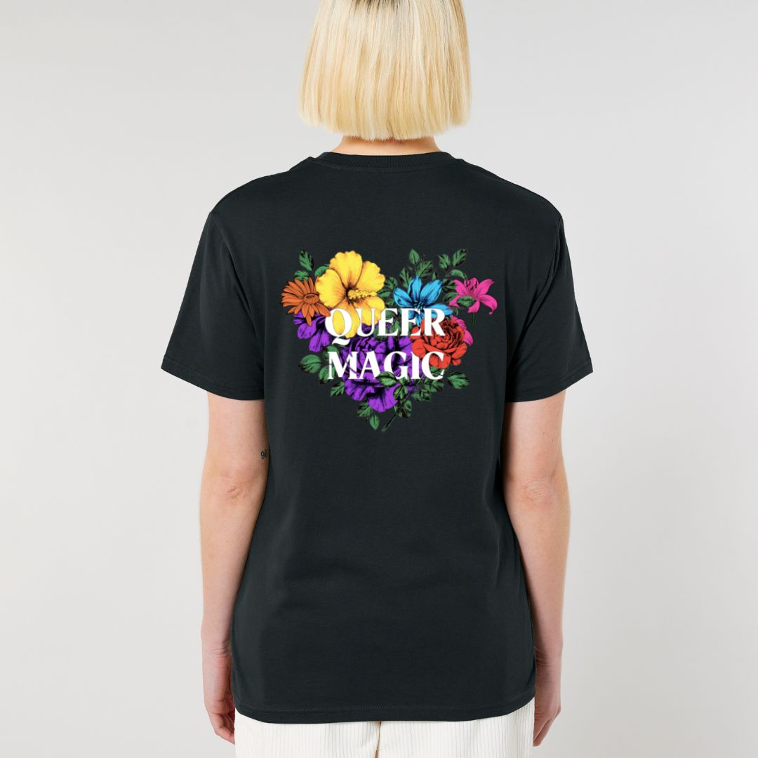 Schwarzes Shirt von hinten mit buntem Aufdruck aus Blumen mit der Aufschrift Queer Magic
