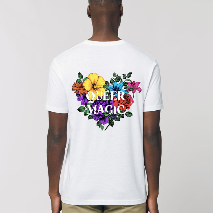Weißes Shirt von hinten mit buntem Aufdruck aus Blumen mit der Aufschrift Queer Magic