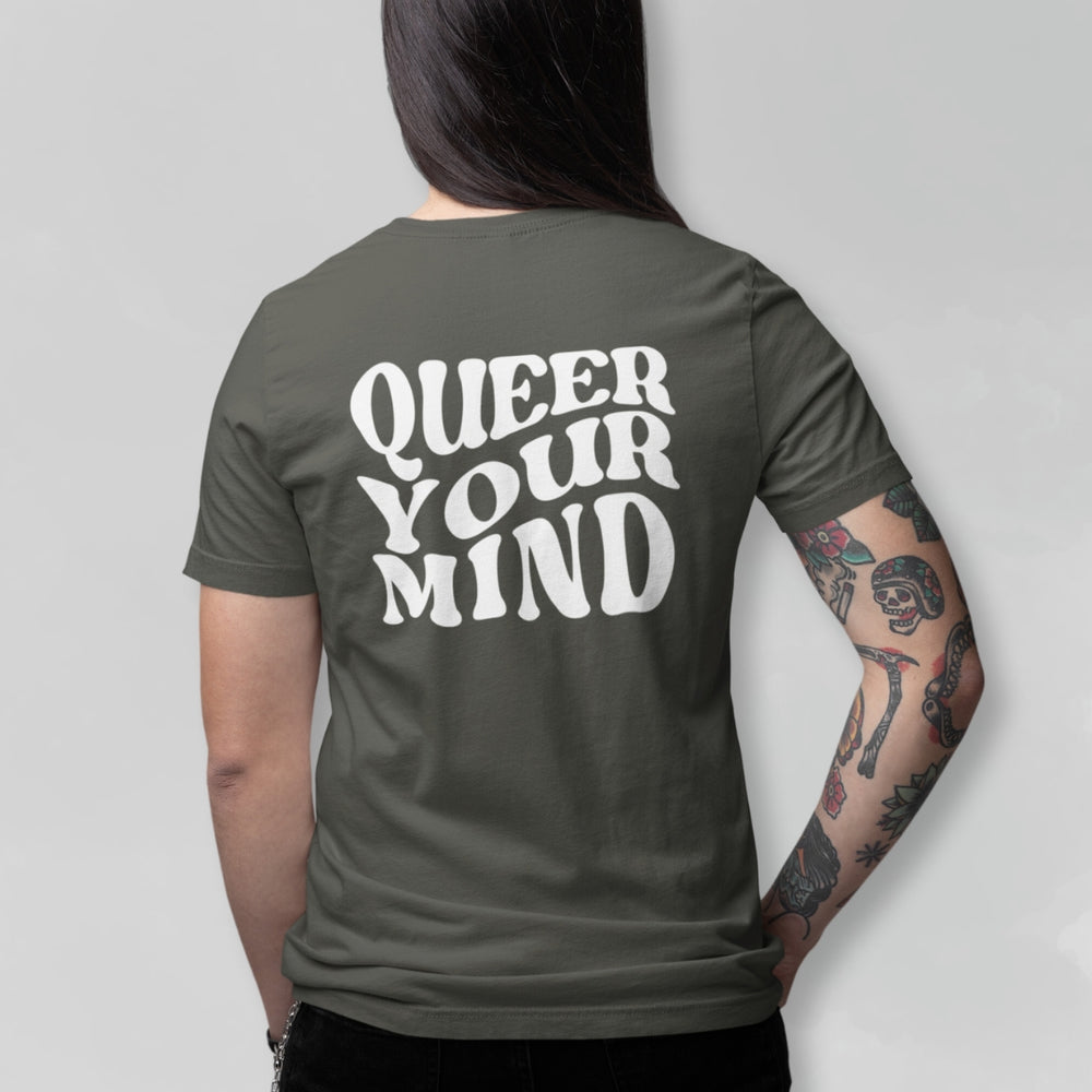 Model trägt Shirt in der Farbe Khaki mit großem Backprint Queer Your Mind