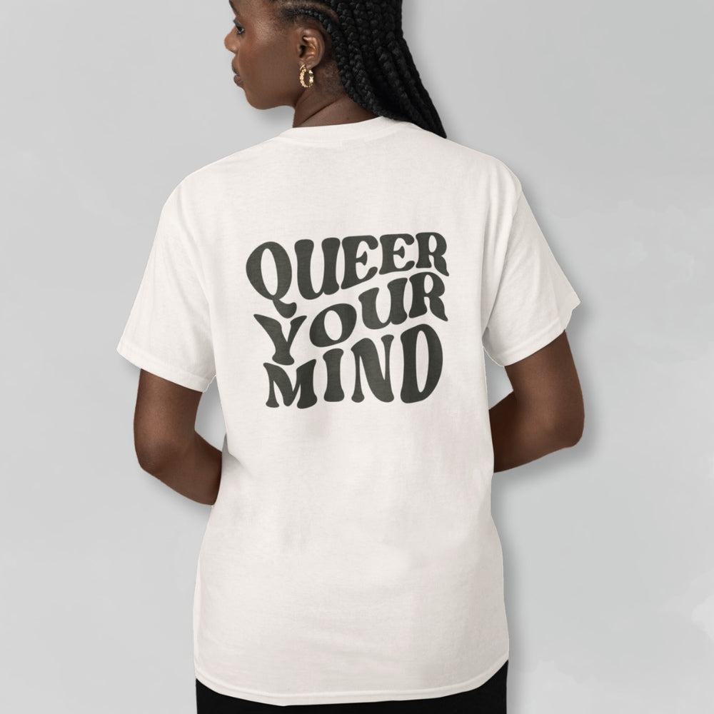 Model trägt Shirt in der Farbe Off White mit großem Backprint Queer Your Mind