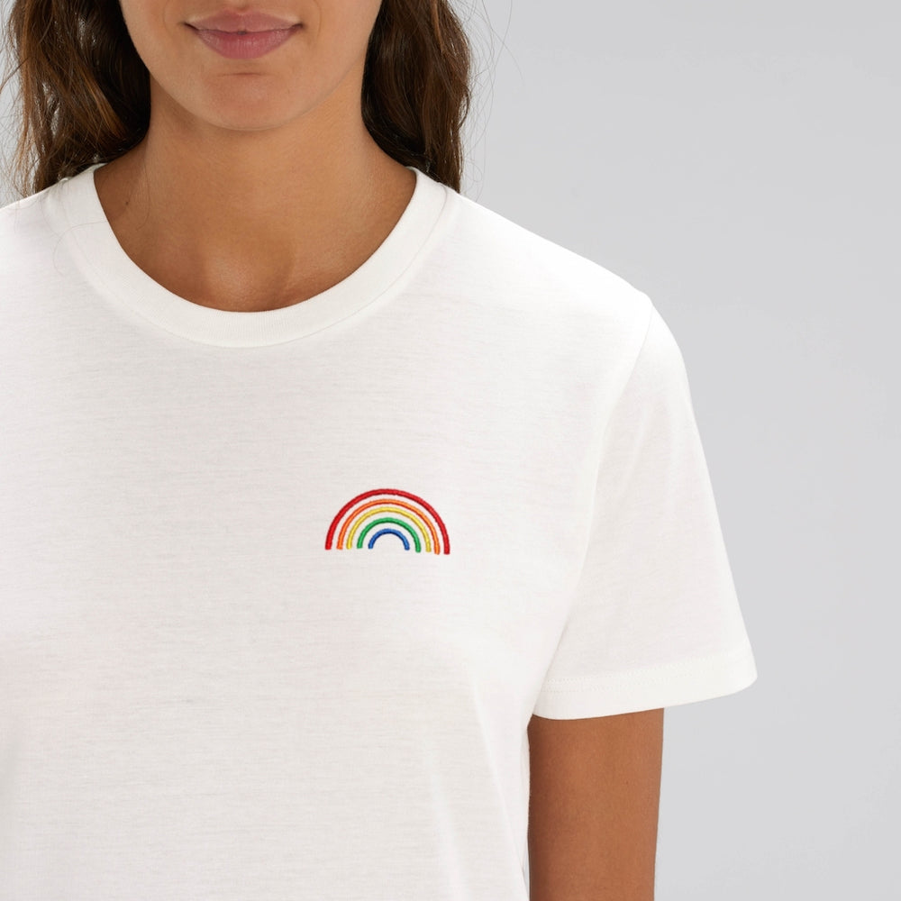 Nahaufnahme eines Shirts in der Farbe off white mit einem gestickten Regenbogen