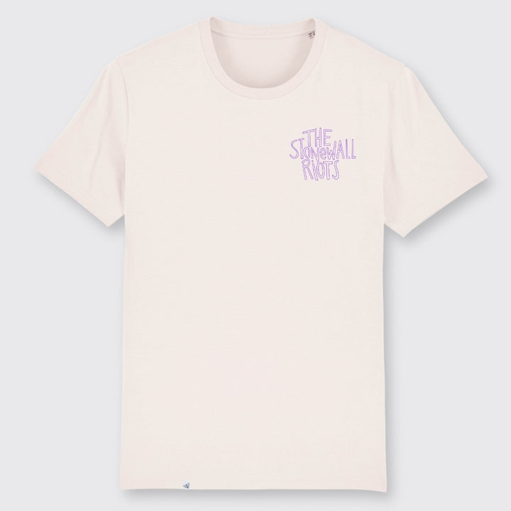 Cremefarbenes Shirt von vorn mit Pocketprint The Stonewall Riots in Lila