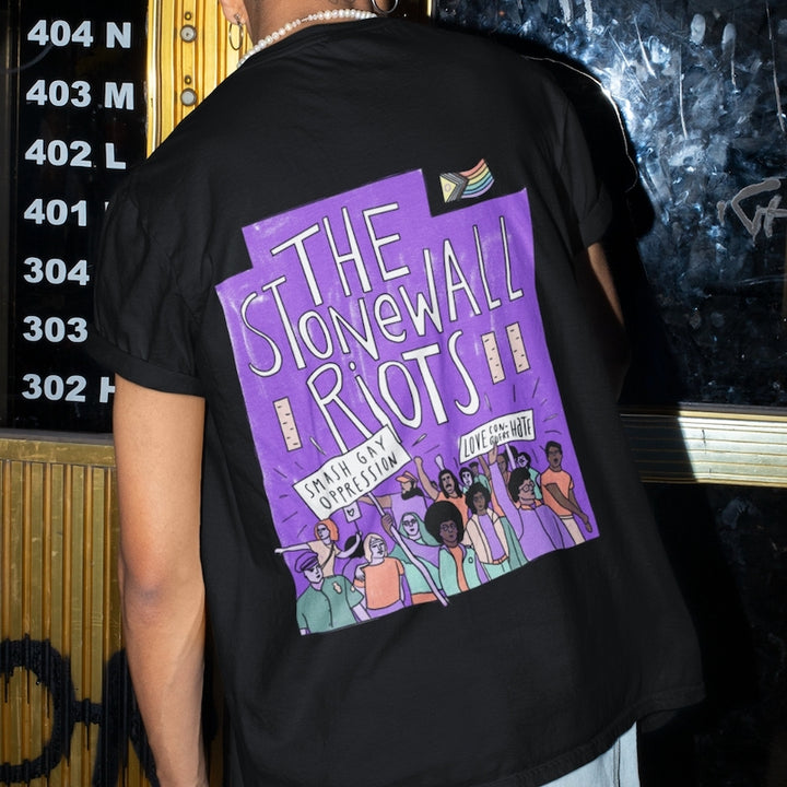 Person trägt schwarzes Shirt mit großem Backprint der Stonewall Riots in der Farbe Lila