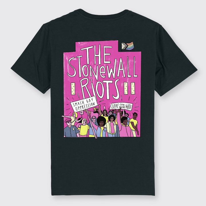 Schwarzes Shirt mit großem Backprint der Stonewall Riots in der Farbe Pink
