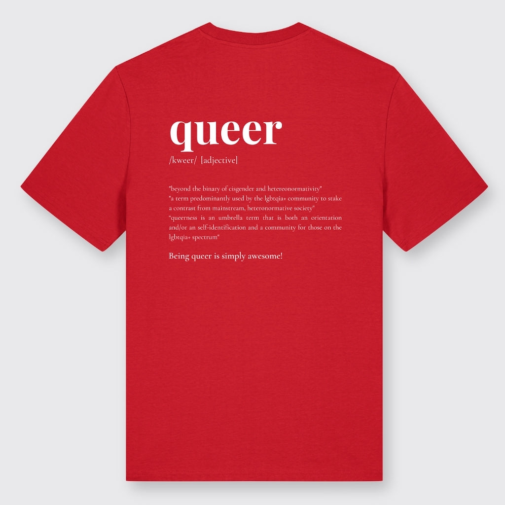 Rotes Shirt mit einem back print der Definition und Lautschrift des Wortes queer